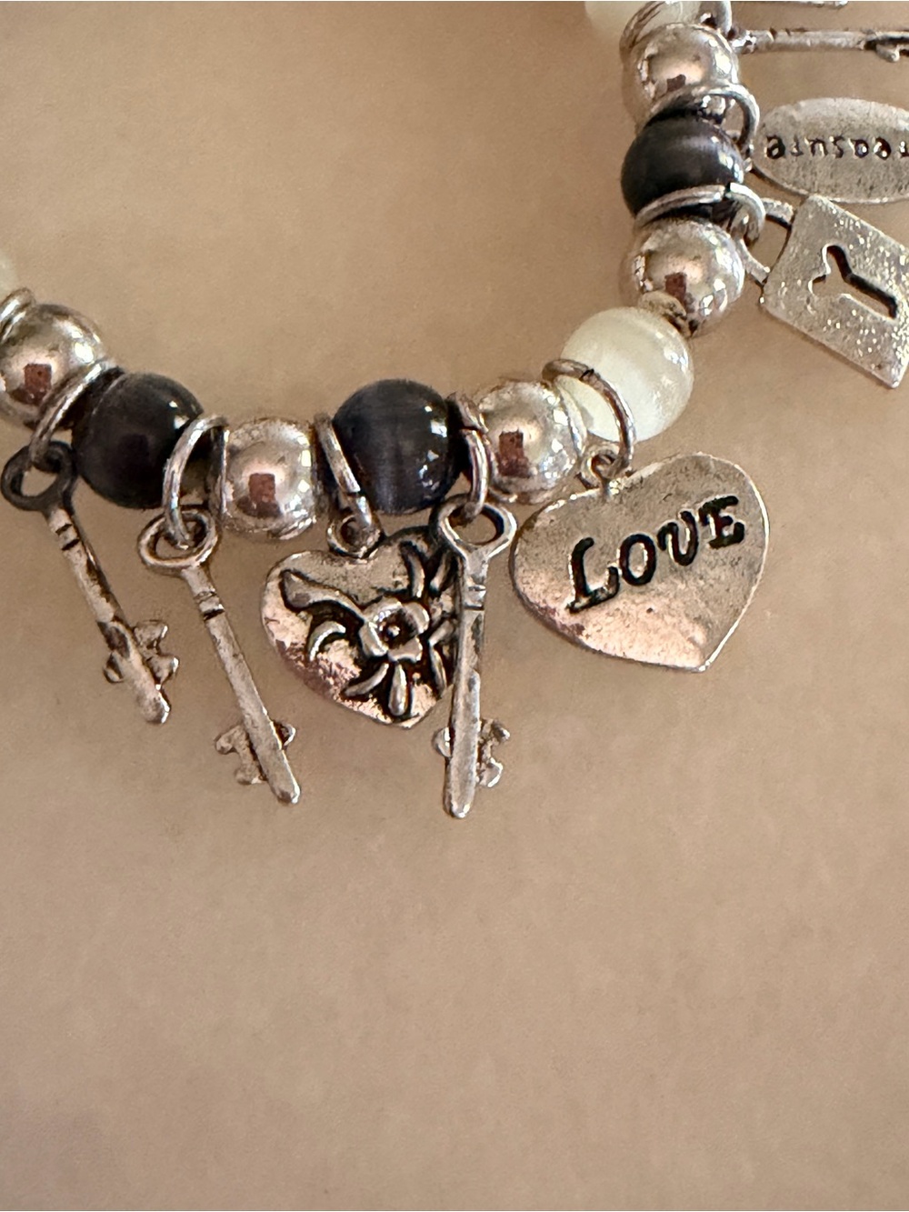 Source Unknown Silver-Tone Charm Bracelet with Black and White Beads - Picture 3 of 6